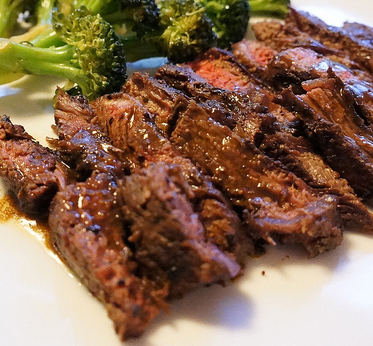 Gegrilde ribeye met aardappels en groente